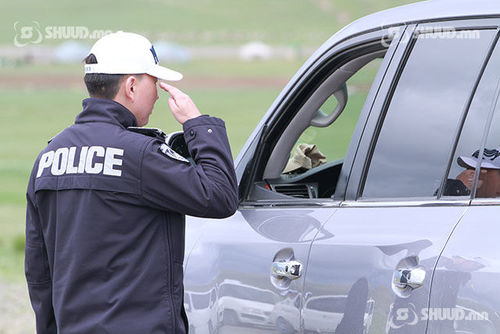 Автомашинууд мөргөлдөж, дөрвөн хүн хавчуулагджээ